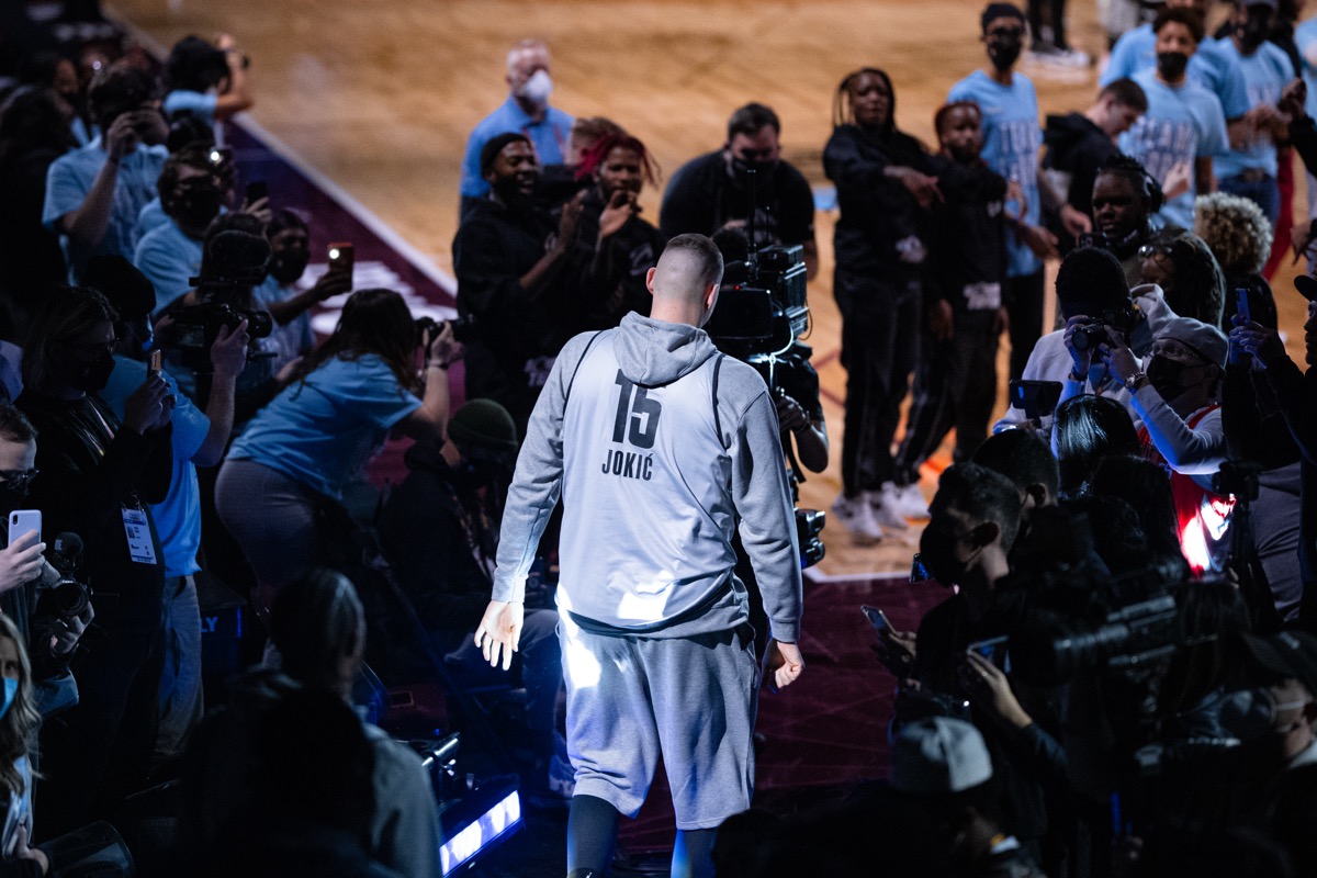 约基奇同时领跑篮板与助攻王创NBA历史，季后赛能走多远？