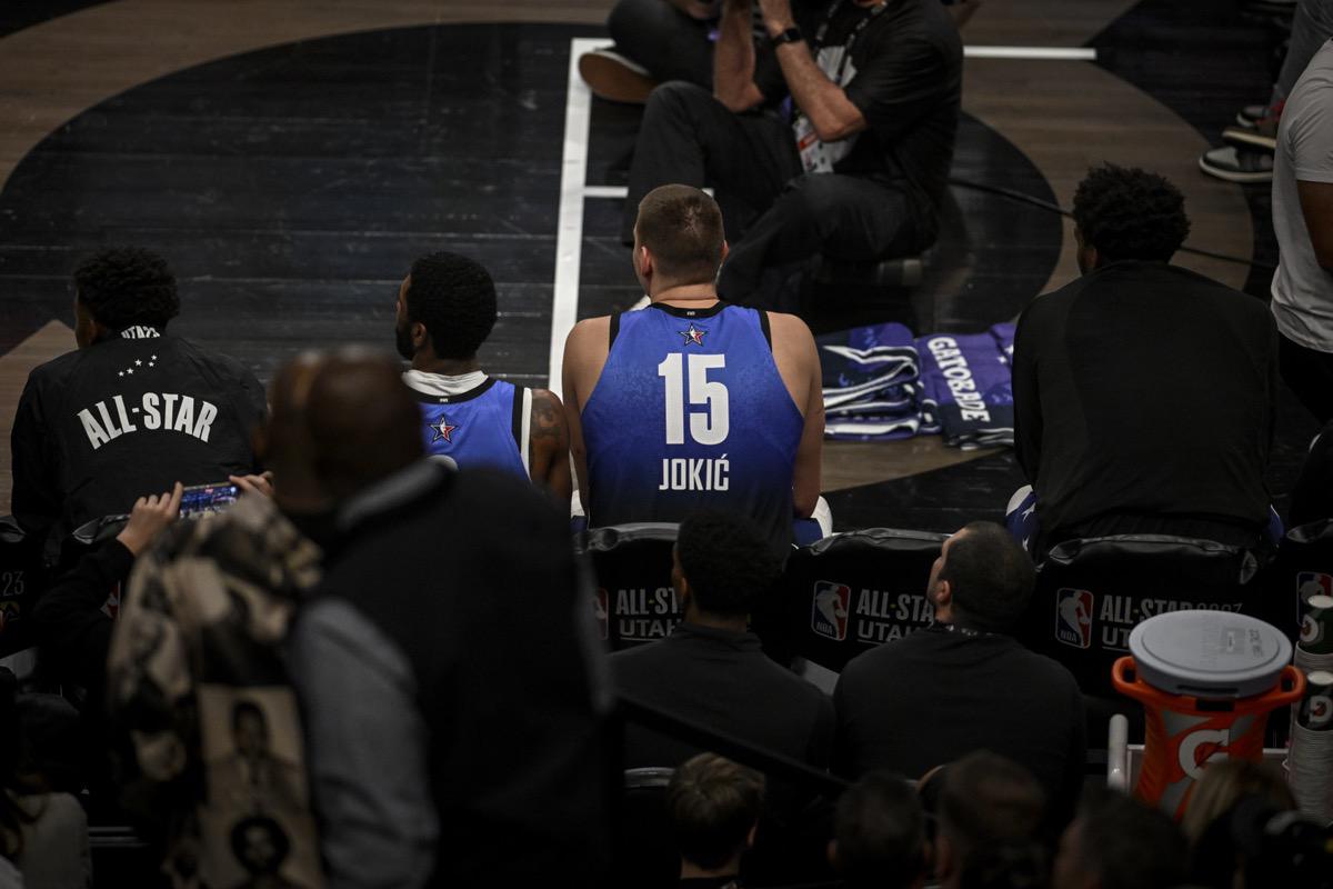 约基奇连续第六年全明星首发:伤病中的荣耀与65场悬崖